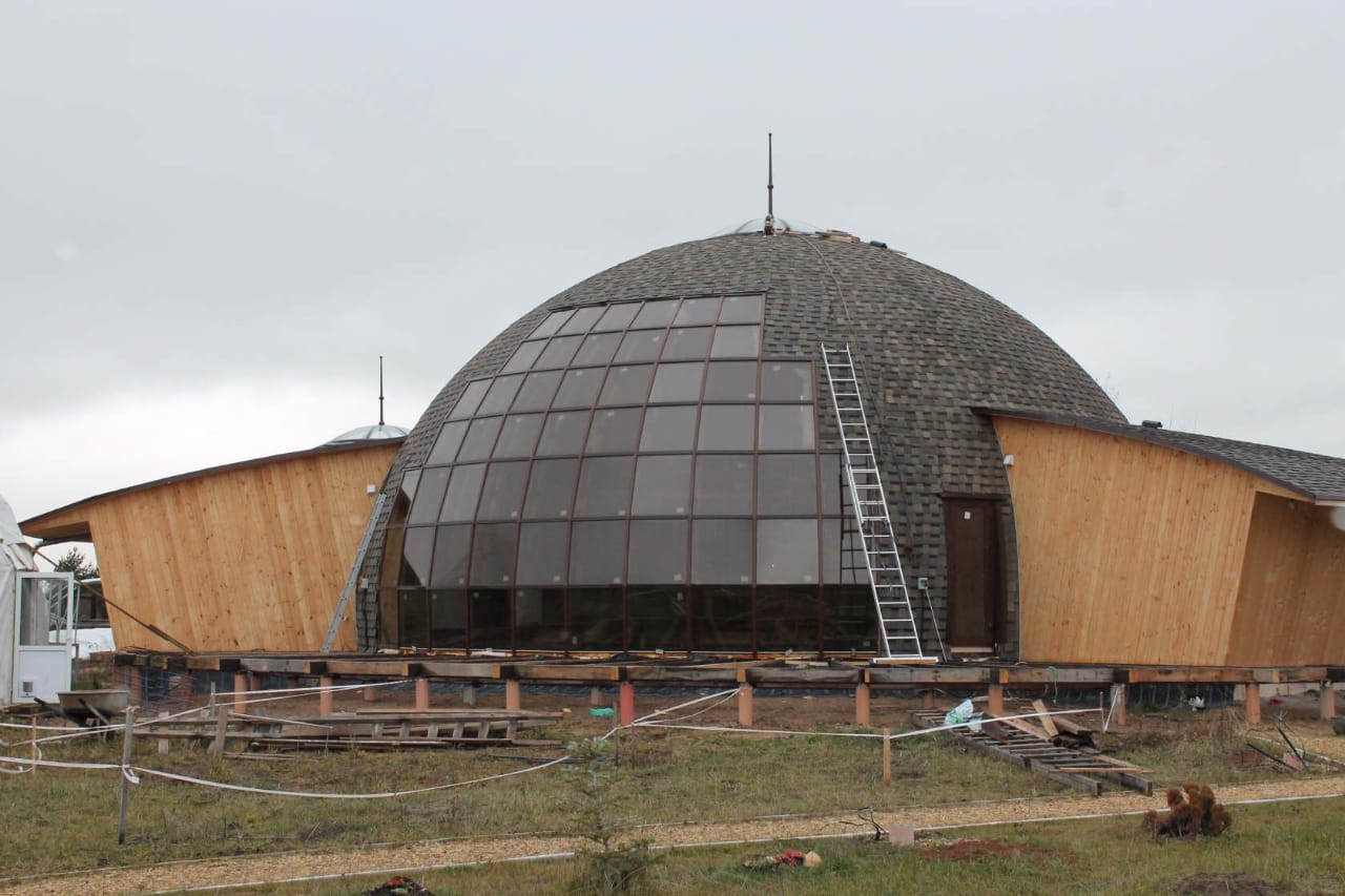 Панорамное витражное остекление купольного дома